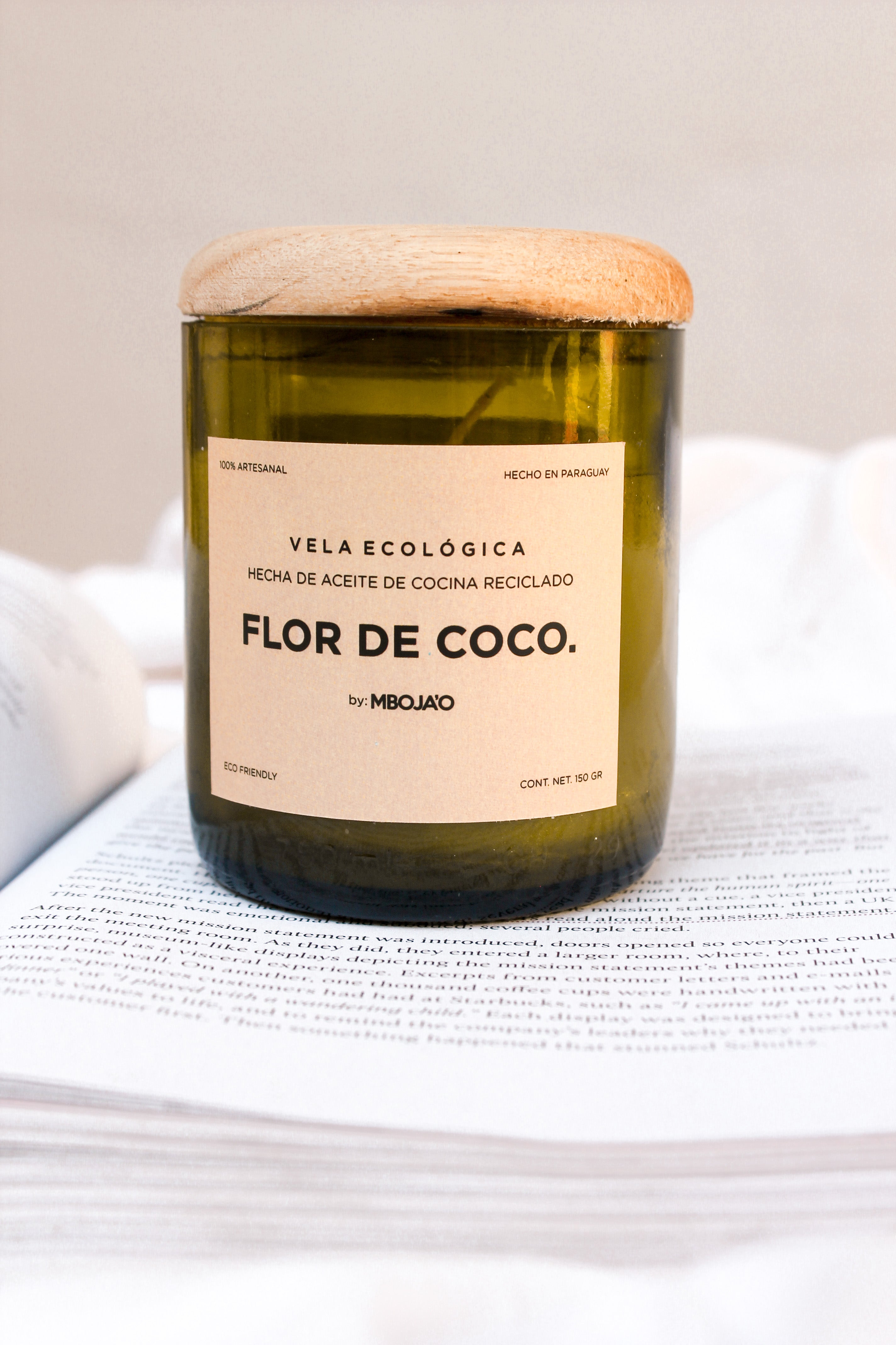 Velas ecológicas de aceite de cocina reciclado contenidas en botellas de vidrio recicladas - Aroma a Flor de Coco