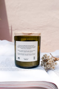 Velas ecológicas de aceite de cocina reciclado contenidas en botellas de vidrio recicladas - Aroma a Flor de Jazmín